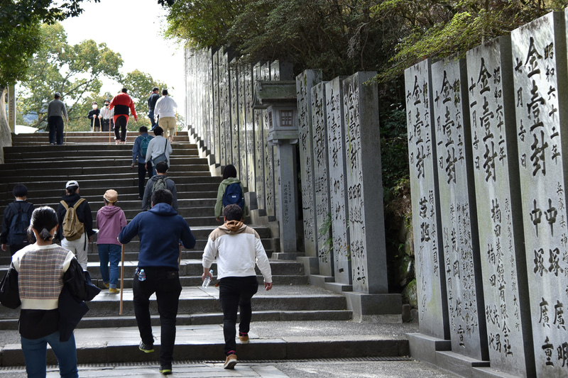 ひたすら石段を登り続ける。歩きやすい服装とシューズで訪れよう