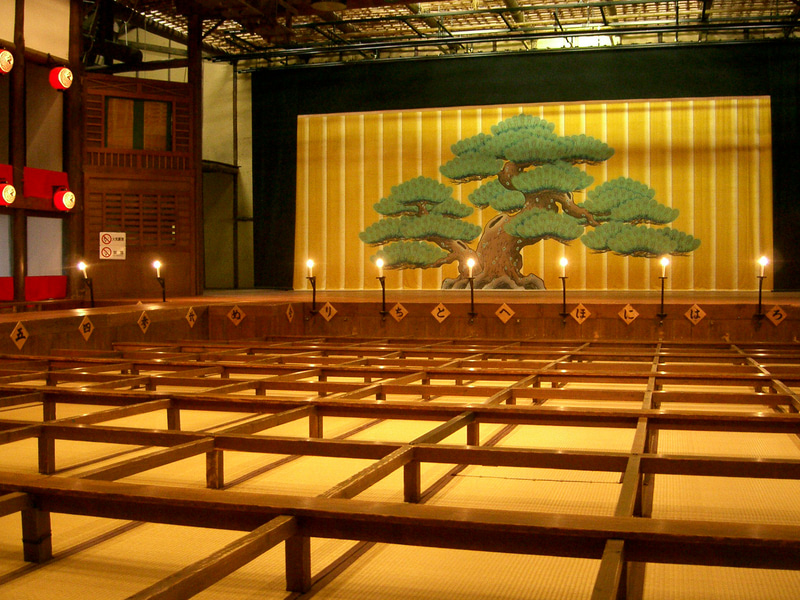 席から見た眺め。観客は横に張られた約15cmの“歩み”と呼ばれる敷き板を渡って席まで進む（画像提供：琴平町教育委員会）