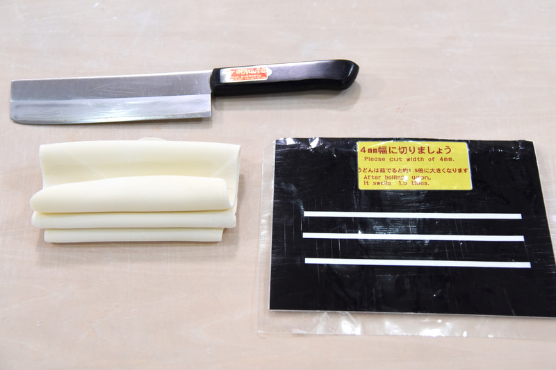 重ねて4mm幅にカット。うどんが固く、上手に切るのが難しい