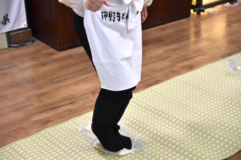 袋に入れて足踏み作業へ。タンバリンで踊りながら踏み続けコシを生み出す