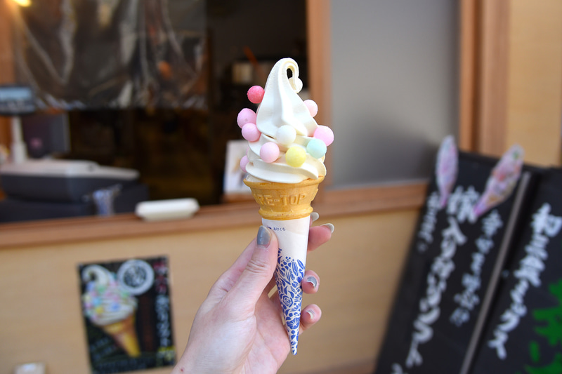 名物の「嫁入りおいりソフト」はカラフルで見た目も味も抜群
