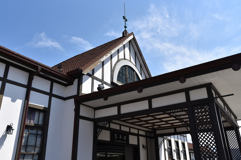 1922年当時の駅舎を再現し、大正時代ならではのレトロで趣のある佇まいのJR琴平駅