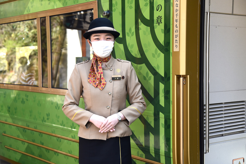 アテンダントが入り口でお出迎えしてくれた