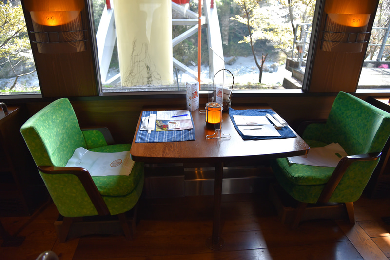 若葉が芽吹く若々しいイメージの1号車。こちらはカップル席