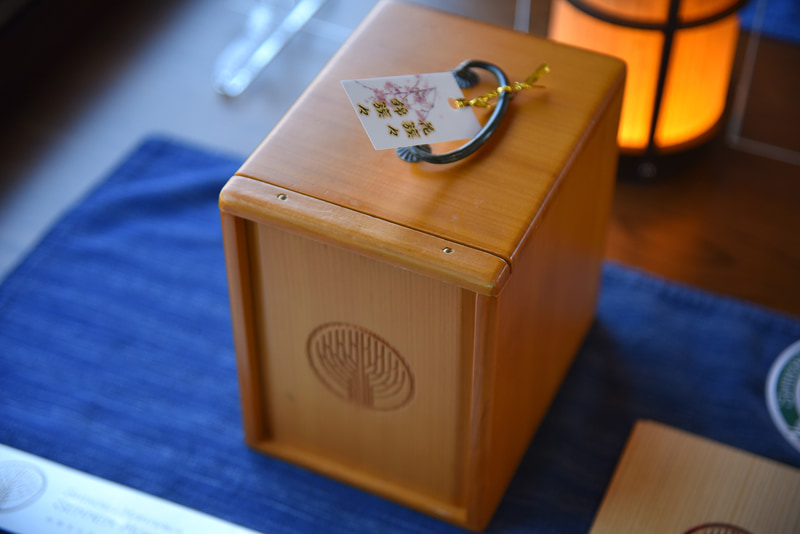 出発してしばらくすると「おとなの遊山箱」がテーブルに届く