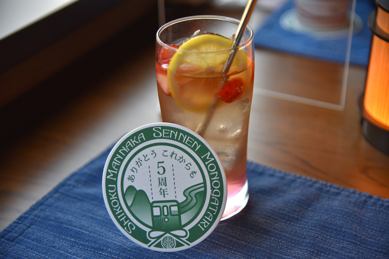 5周年記念コースター付きのノンアルカクテル「春色いちごジンジャー」