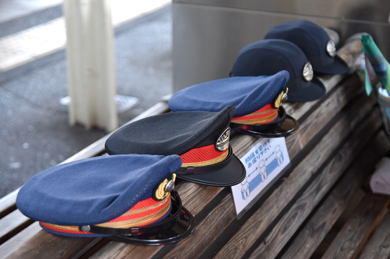 2つ目の途中下車駅は「阿波池田駅」。駅長帽が用意されていた