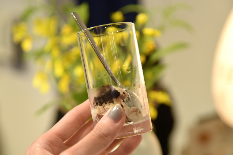 フェアウェルサービスとして一口サイズのアイスを提供