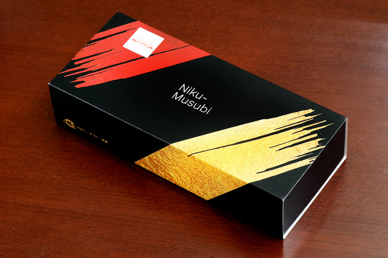 「黄ニラの肉むすび」