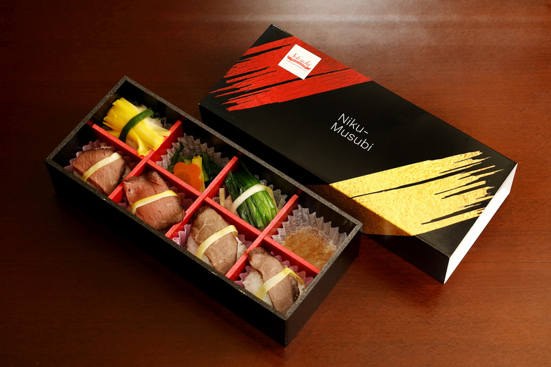 オリンピックイヤーにちなんだ色使いのパッケージ