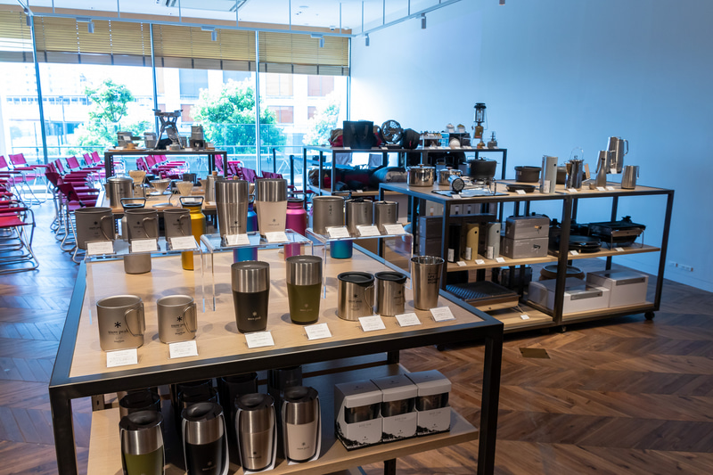 家庭でも使えるキャンプ用品を取り揃えたコーナー