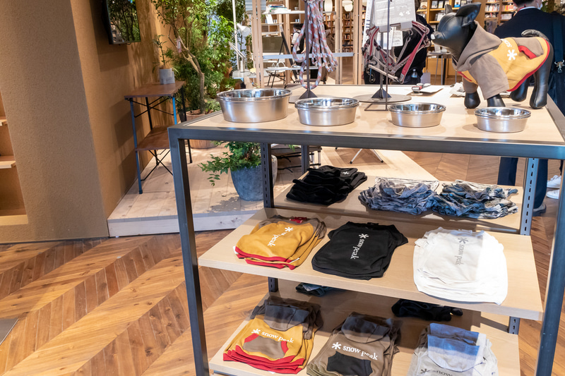 近隣地区はペット連れが多いことからペット向けも陳列している