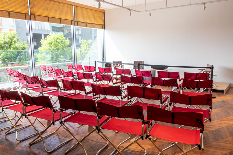 トークショーやセミナー、テント設営体験などを行なうイベントスペース