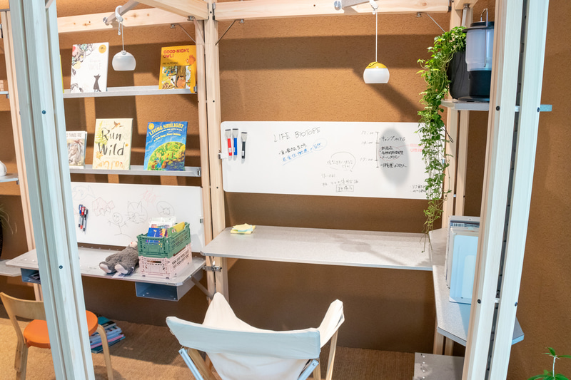 ロッドやテーブルなどのオプションを設置して、自分だけのオリジナル家具を作れる