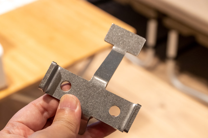 パーツの固定は金属製のユニットで行なう