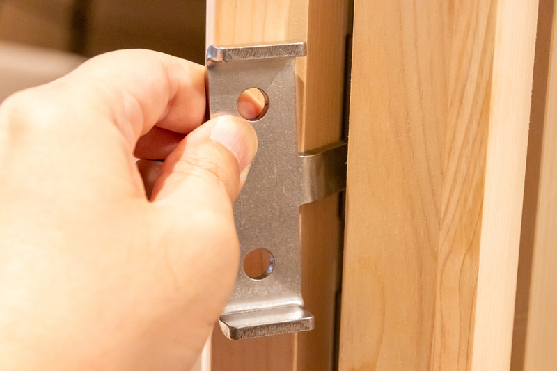 支柱のスリットに通す