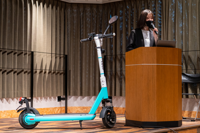 「電動キックボードご利用ガイド」に基づいて安全走行に関する説明をするLuup 広報の松本実沙音氏