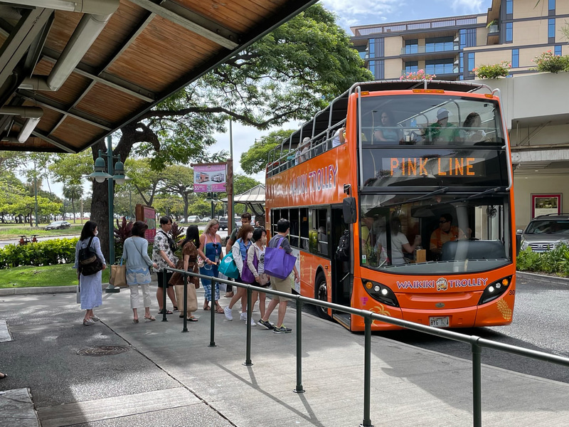 ワイキキトロリーは変わらず運行している