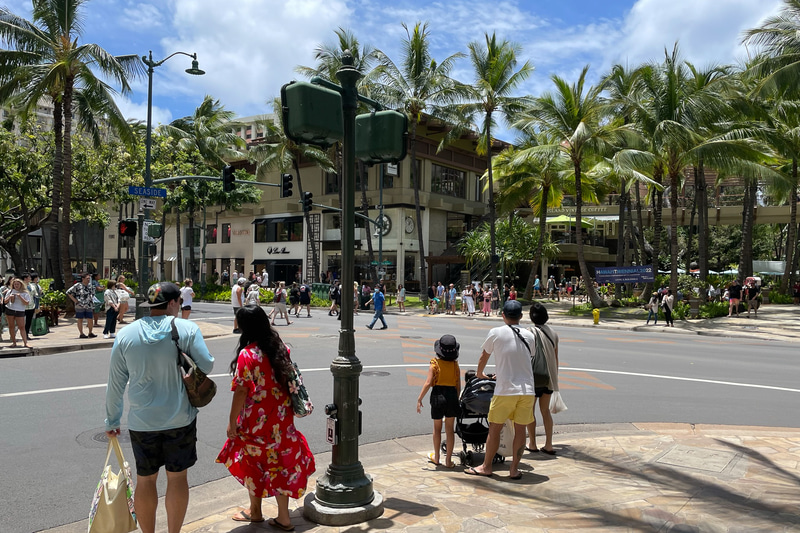 カラカウア通りの様子。米本土からの観光客は好調なままだが、あまり混み合っていないのは、日本では連休だが米本土ではそうではないから