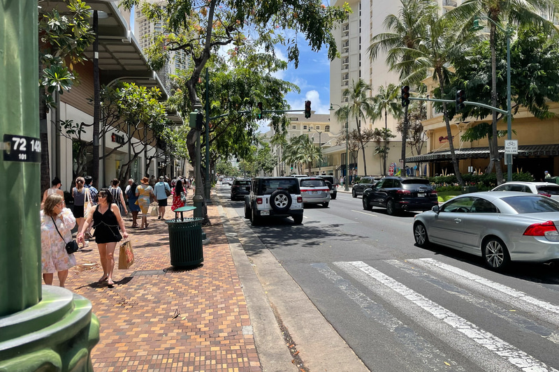 カラカウア通りの様子。米本土からの観光客は好調なままだが、あまり混み合っていないのは、日本では連休だが米本土ではそうではないから