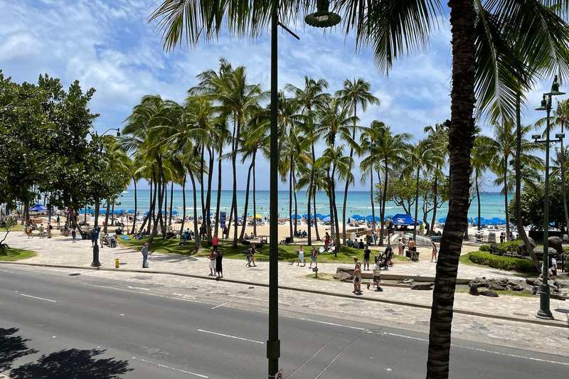 ビーチ付近はほどよい混雑、という印象。日本人が以前の連休中のように訪れていたら、もっと混み合っていたはず