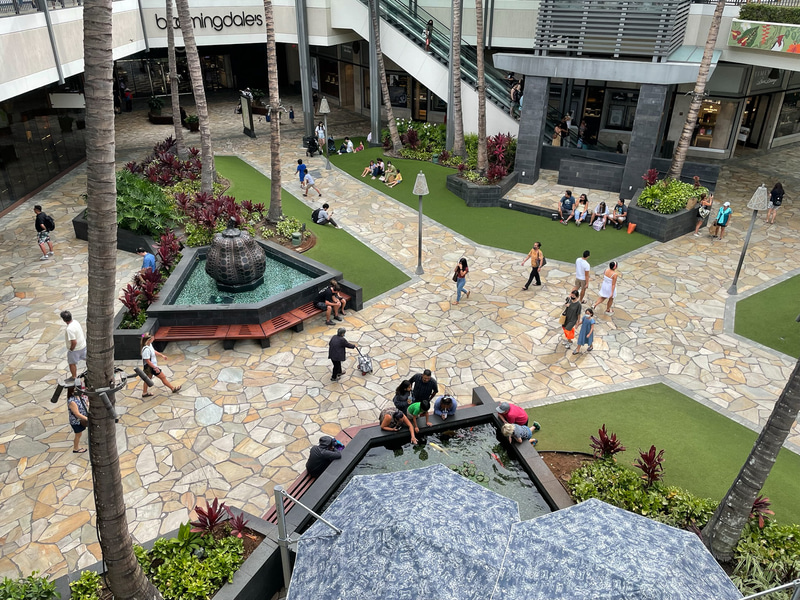 2日目に訪れたアラモアナセンター。こちらもほどよい混雑。さすがにここへ来ると日本人に少し遭遇する