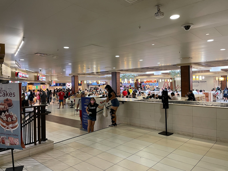 2日目に訪れたアラモアナセンター。こちらもほどよい混雑。さすがにここへ来ると日本人に少し遭遇する