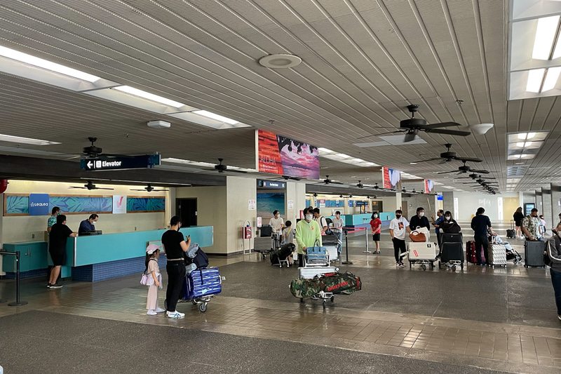 ホノルル空港を出たところ。こちらは団体出口。現在、FIT（個人旅行）向けの出口はクローズしている