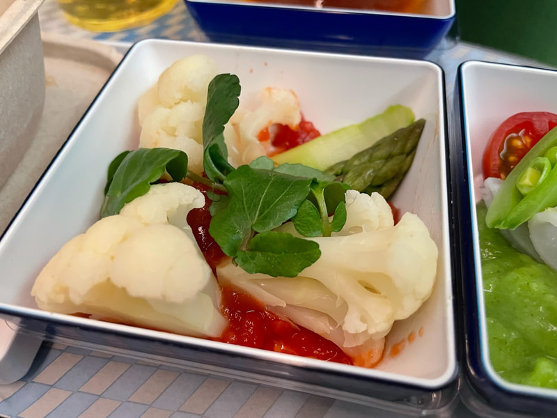 前菜「トマトのジュレとアスパラガス カリフラワーとともに」