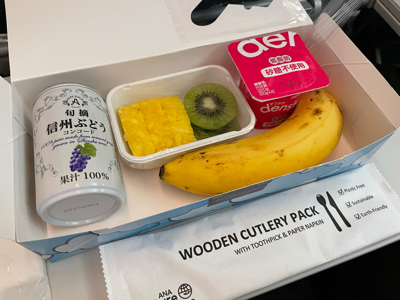 低塩の食事（LSML）を選んだ人向けの朝食ボックス。フルーツとヨーグルト、果汁100％ジュースは寝起きに本当にうれしい組み合わせ