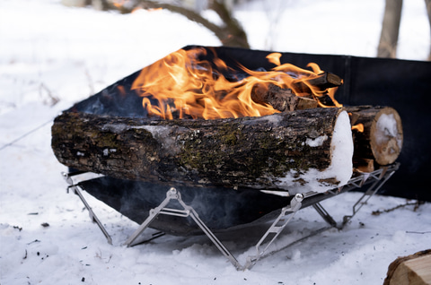 MAAGZ、アウトドア雑誌「Fielder」とのコラボ焚火台。フレーム構造で