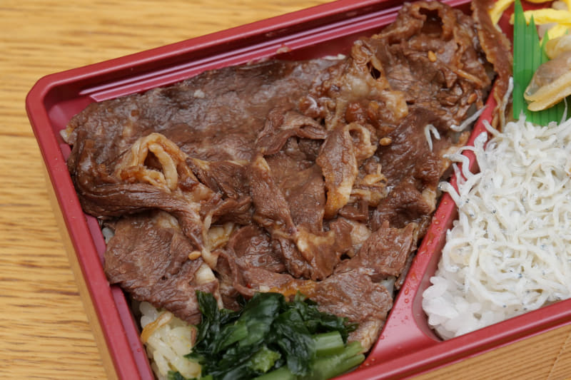 三ヶ日牛は、甘口のタレにググらせた焼肉に仕上げられている。脇には箸休めのわさび菜の漬け物が添えられいる