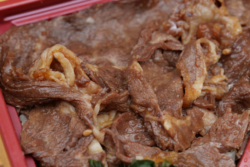 冷めていてもジューシーさは残っており、三ヶ日牛の味わいが比較的ストレートに楽しめる