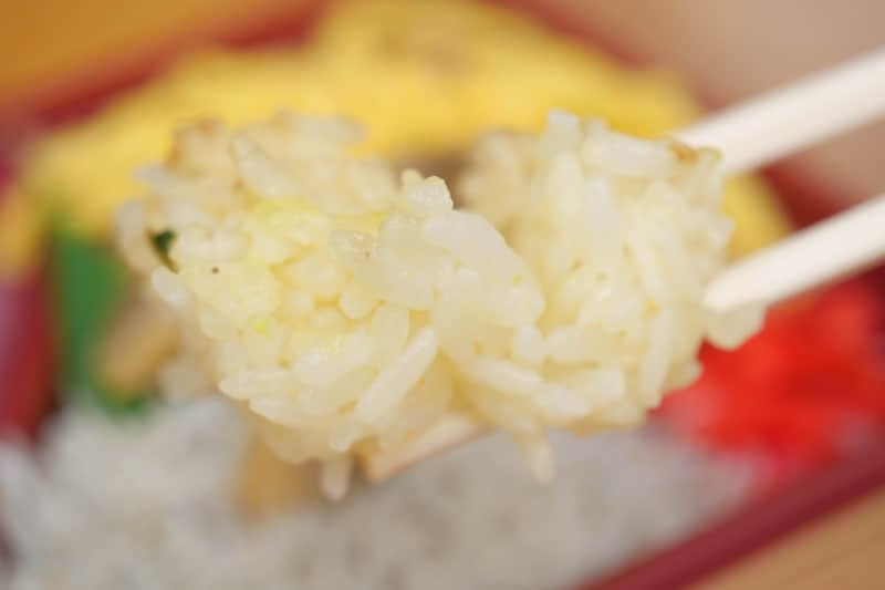 三ヶ日牛の下にはみかんの果汁を加えて炊きあげられたみかんご飯が詰められている