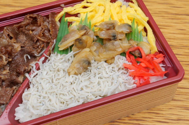 もう一方には、しらす、あさりの煮物、錦糸玉子、紅生姜が盛り付けられており、色合いも鮮やかだ