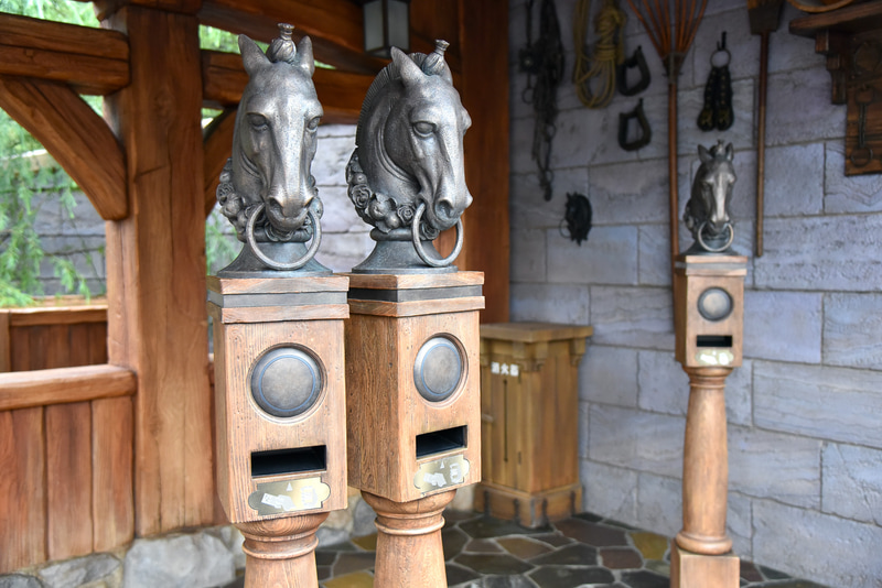 「美女と野獣“魔法のものがたり”」のエントランスには読み取り専用端末を設置