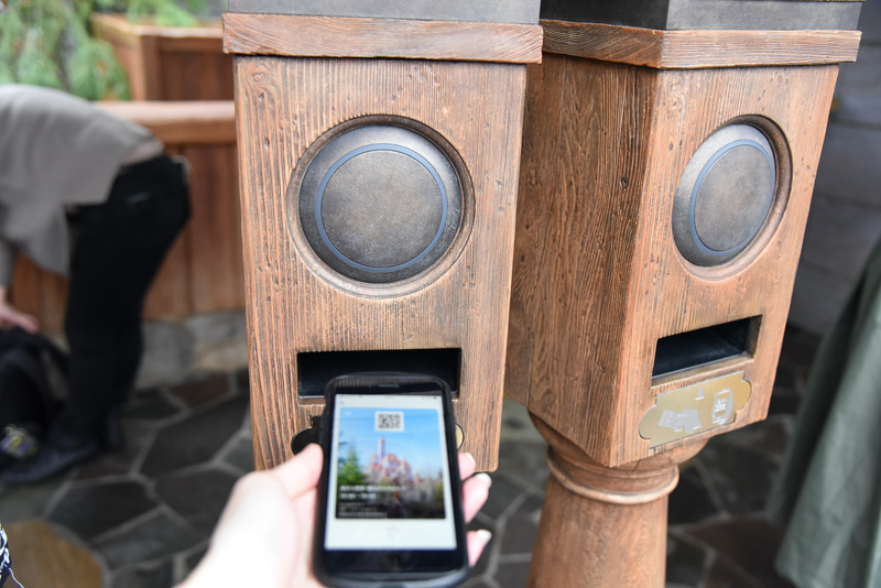 ゆっくりかざすと……