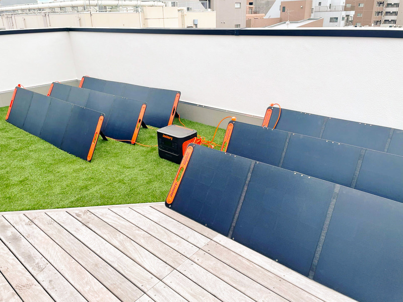 「Jackery Solar Generator 2000 Pro」で「Solar Saga 200」を6枚接続して使用するイメージ（写真提供：ジャクリジャパン）
