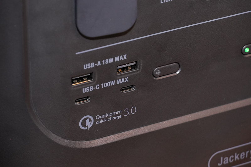 USB Type-A×2、USB Type-C×2の出力