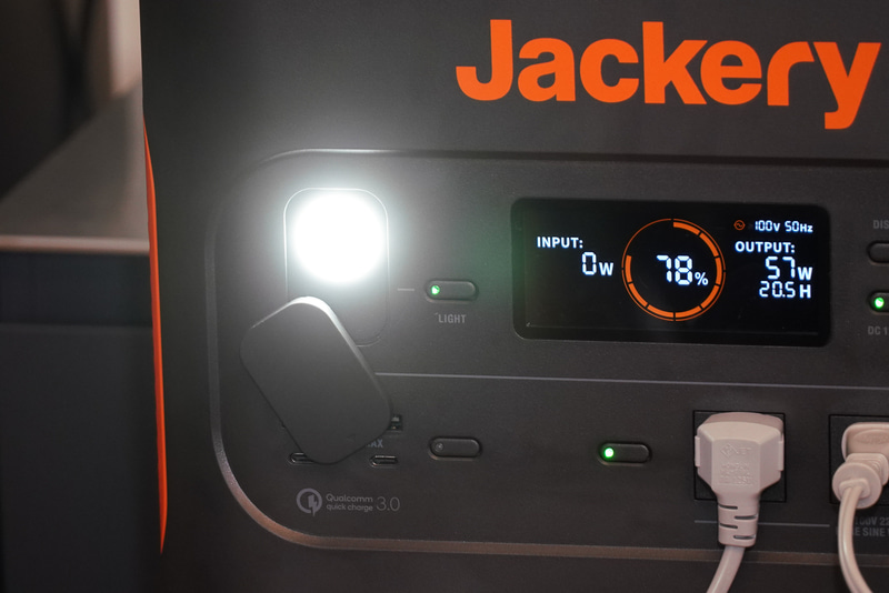 LEDライトを搭載。SOSのモールスを点滅発信できる