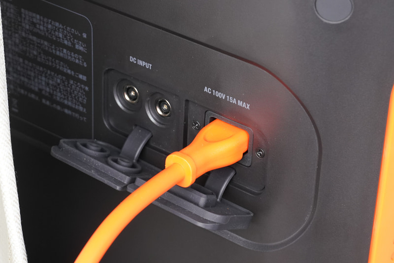 入力ポートは背面にある。AC入力はケーブルのみ