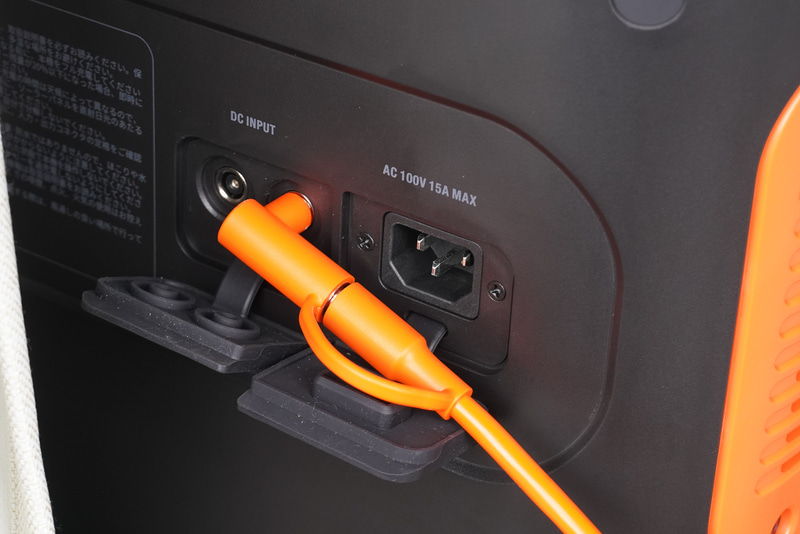 ソーラーパネル入力は2口。それ以上は分岐させる