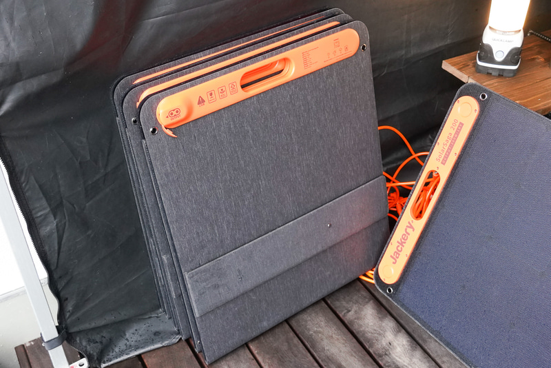 折りたたんで持ち運ぶことが可能。収納時サイズは540×615×40mm