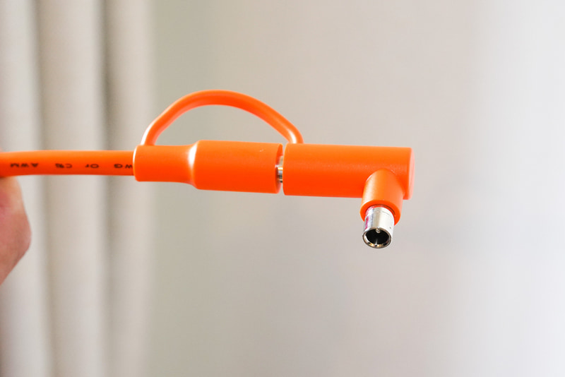 電源側の接続ポート。コードは標準で3m