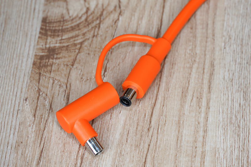 従来製品との互換性からコネクタが着脱式になっていて変換している