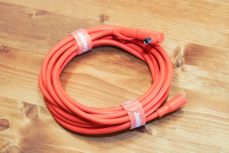 別売りの「Jackery SolarSaga 5M延長ケーブル」（2999円）も用意する