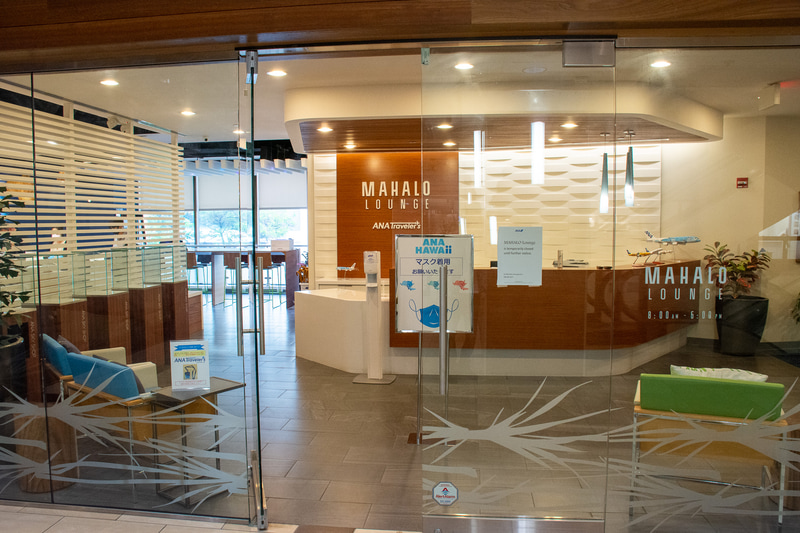 A380型機FLYING HONU（1号機）の大きなイラストが迎えるエントランス