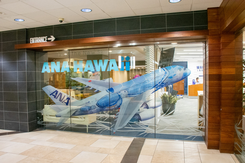 A380型機FLYING HONU（1号機）の大きなイラストが迎えるエントランス