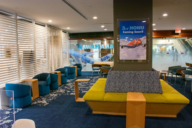 施設内にはソファ、カウンター、テーブルなどさまざまな着席スペースを用意している