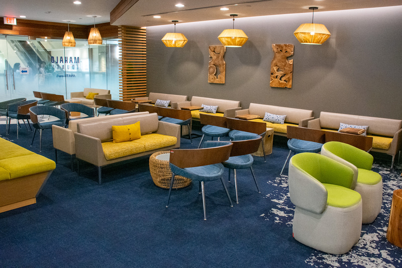 施設内にはソファ、カウンター、テーブルなどさまざまな着席スペースを用意している